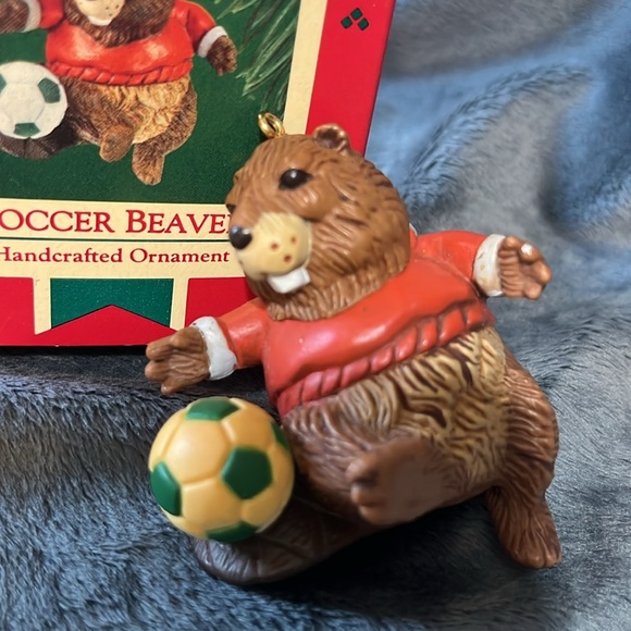 VINTAGE HALLMARK KEEPSAKE ORNAMENT SOCCER BEAVER 1985 - Picture 2 of 4